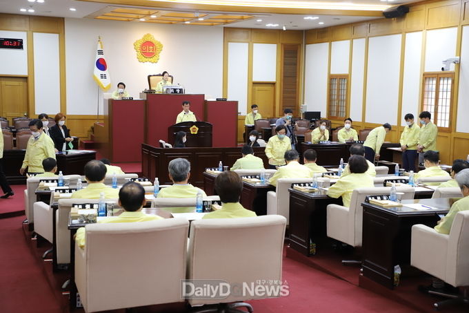 제8대 대구시의회 후반기 의장단 선출을 위해 시의원들이 투표하고 있는 모습. (사진=이준호 기자)