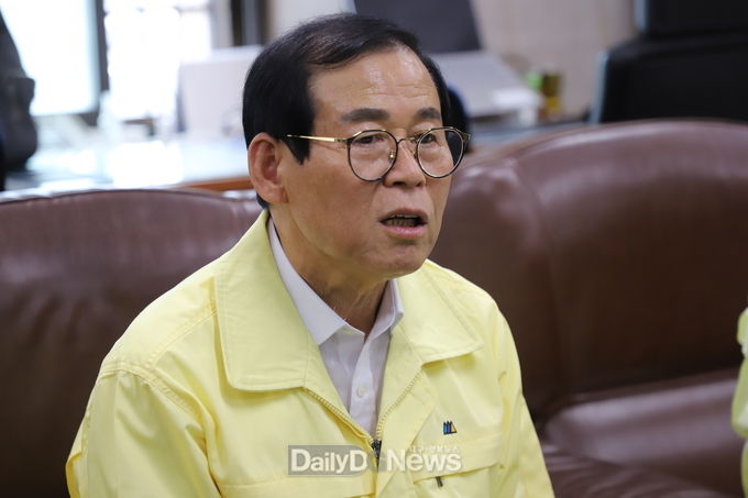 제8대 대구시의회 후반기 의장으로 선출된 신임 장상수 의장이 29일 선출되자 마자 대구시의회 기자실을 찾아 후반기 주요현안과 구상을 밝히고 있다. (사진=이준호 기자)