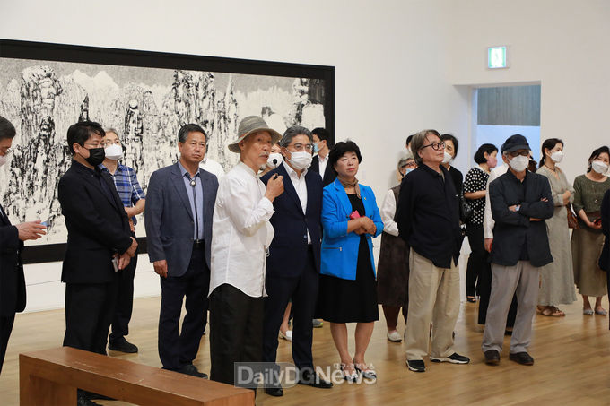 29일 개최된 경주엑스포 솔거미술관 2020특별기획전 개막식에 참석한 내빈들에게 박대성 작가가 작품에 대한 설명을 하고 있다.