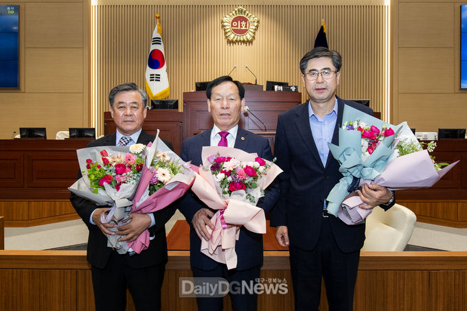 사진제공 경북도의회)사진왼쪽부터 제2부의장 도기욱(예천1), 의장 고우현(문경2), 제1부의장 김희수(포항2)