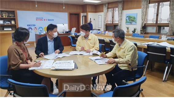 권영진 대구시장과 행정·경제 부시장, 인사혁신과장이 간부 인사 최종안을 결정하고 있다. (오른쪽부터 채홍호 행정부시장, 권영진 대구시장, 홍의락 경제부시장, 황보 란 인사혁신과장). (사진=대구시 제공)