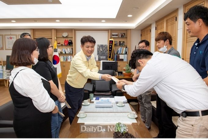 이희진 영덕군수가 민원담당 칭찬직원을 격려하고 있다
