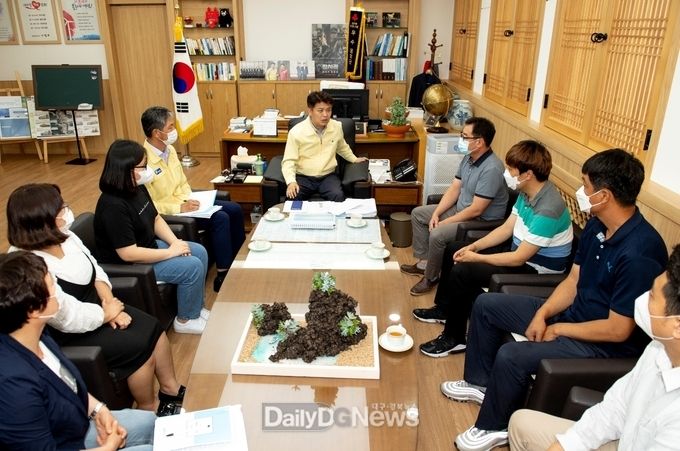 이희진 영덕군수가 민원담당 칭찬직원을 격려하고 있다