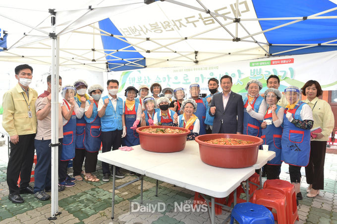 조재구 남구청장이 9일 포순이봉사단의 밑반찬 나눔봉사를 격려하고 기념촬영을 하고 있다. (사진=남구청 제공)