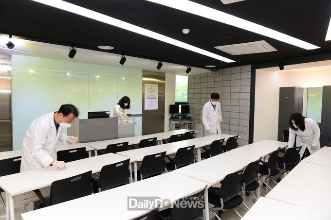 대구보건대학교 임상병리과‘Quality control’점검팀이 교내 강의실과 실습실을 대상으로 검체 채취를 실시하고 있는 모습. (사진=대구보건대 제공)