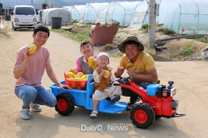 사진제공 성주군) (제3회 아이사랑 행복성주 가족사진공모전-대상 성주읍 김상렬-아이가 행복한 성주!)