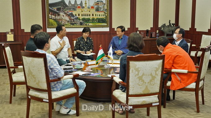 경북도를 방문한 유스프 샤리프조다 주한 타지키스탄 대사 일행이 14일 경주엑스포를 방문해 문화교류 방안을 논의했다..