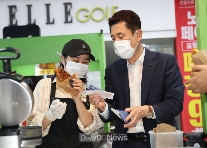 이강덕 포항시장, 영일만친구 야시장에서 직원들과 생생 토크