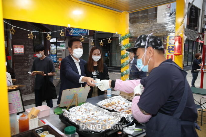 이강덕 포항시장, 영일만친구 야시장에서 직원들과 생생 토크