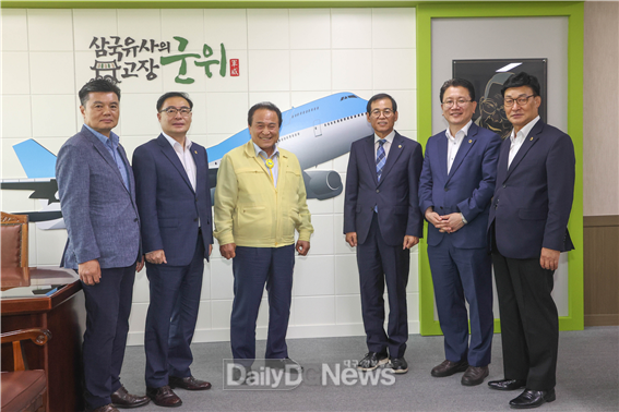 대구시의회가 17일 군위군을 방문하고 통합신공항 건설의 해결책을 논의했다.(왼쪽부터 김원규 건설교통위원장, 김대현 부의장, 김영만 군위군수, 장상수 의장, 강민구 부의장, 이시복 운영위원장). (사진=대구시의회 제공)