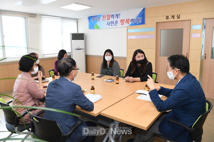 민원콜센터 직원들과 간담회를 가지고 있는 장욱현 영주시장