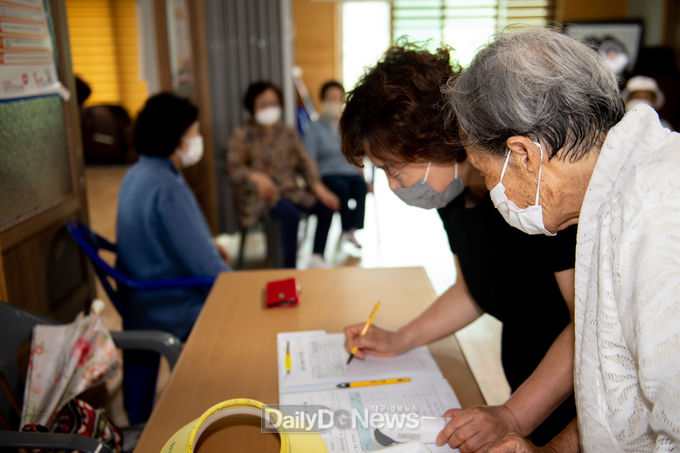 지난20일 경로당 개방에 따라 경로당 출입자 명부를 작성하고 있다
