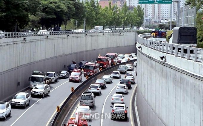 대구 신천대로에서 소방차 길 터주기 훈연하는 모습. (사진=대구시 제공)