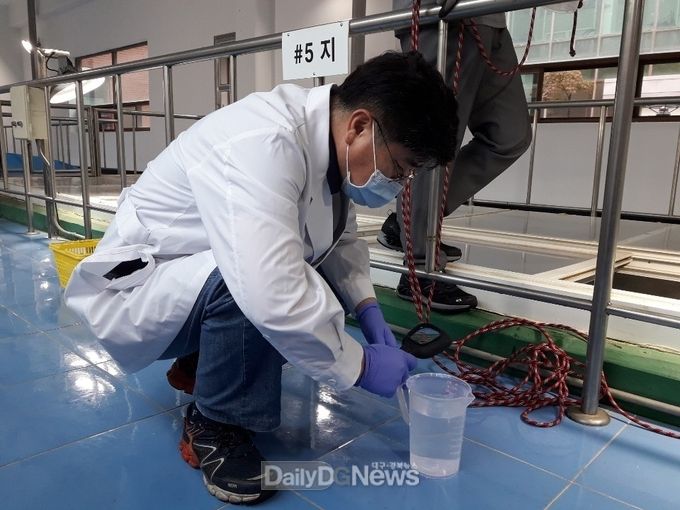 대구시상수도사업본부 매곡정수장 입상활성탄지에서 수돗물을 채취하여 유충 발생여부를 점검하고 있는 모습. (사진=대구시 제공)