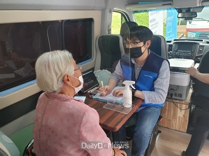 사진제공 칠곡군) 마을모듬버스에서 어린신의 정신건강 상태를 체크하고 있다