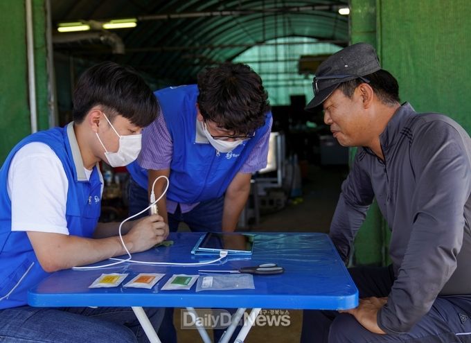 칠곡 과학영농 CSI 현장기술지원단의 전문지도사들이 직접 현장을 방문해 과학적인 농업기술을 지원해 농업생산성을 향상 시키고 있다