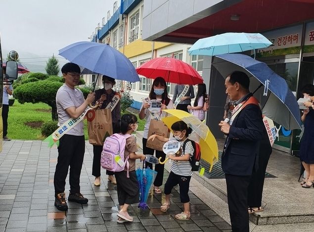 사진은 교통안전 캠페인 장면