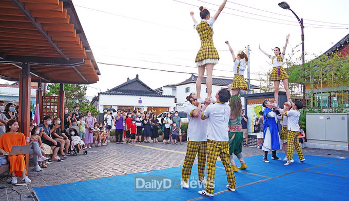'인피니티 플라잉' 공연단이 7월31일 경주 황리단길(황남동 일원)에서 버스킹 공연을 선보이고 있다