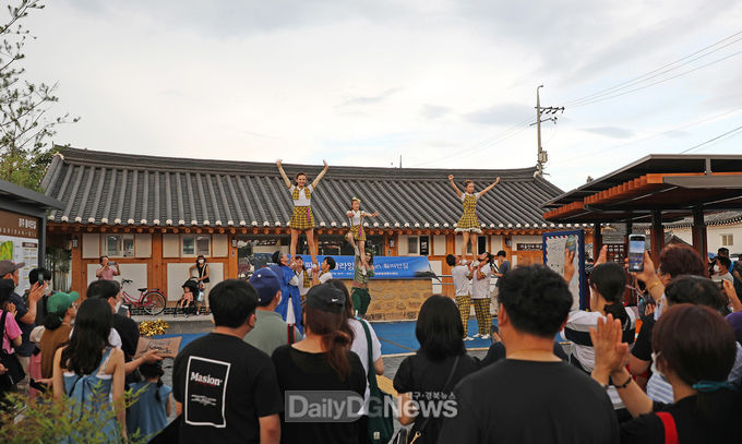 '인피니티 플라잉' 공연단이 7월31일 경주 황리단길(황남동 일원)에서 버스킹 공연을 선보이고 있다
