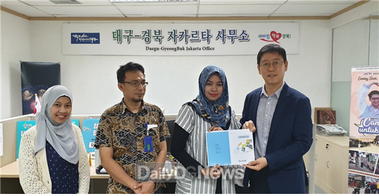 현지 바이어에게 지역 기업 제품 수출상담 후 기념촬영