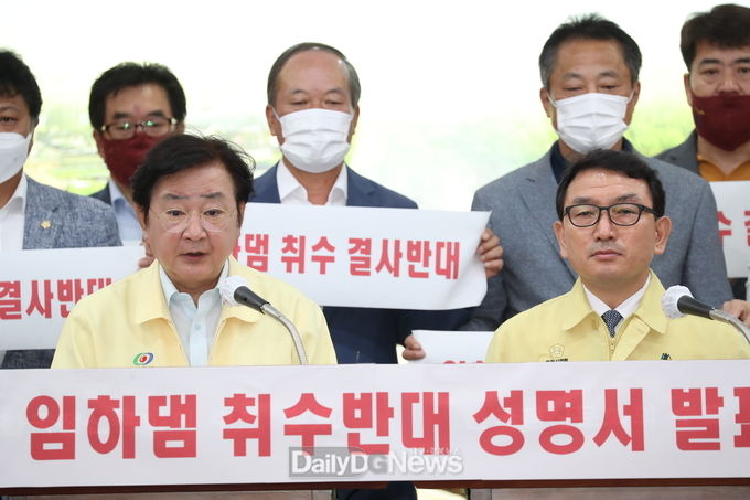 사진: 데일리대구경북뉴스 김형만 기자)안동시가 8월 6일 안동시청에서 기자회견을 열어 ‘임하댐 추가 취수계획’에 반대하는 성명서를 발표하고 ‘임하댐 추가 취수계획’ 전면 백지화를 촉구하고 있다.