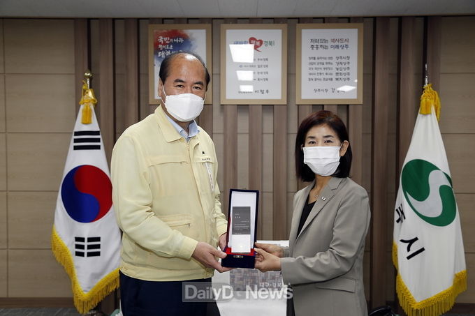 허부자 대구경북혈액원장(사진 오른쪽)이 8월 6일 상주시청을 찾아 강영석 시장에게 감사패를 전달하고 있다.<br>
