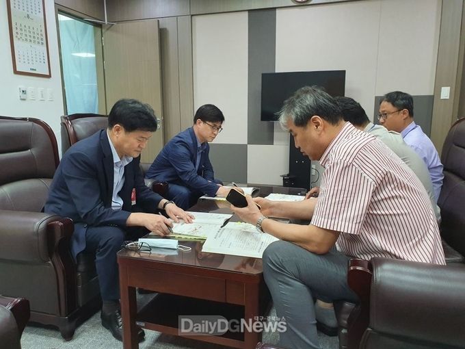 김천시 제공) 8월 6일 김재광 부시장이 송언석 국회의원실을 방문해 2021년도 국비 예산 확보 및 지역 현안사업 해결을 위한 지원을 요청하고 있다.