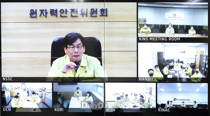 원자력안전위원회가 8월 10일 북상하고 있는 제5호 태풍 ‘장미’와 관련하여, 원자력이용시설*의 대비태세를 점검하기 위해 위원장 주재로 상황점검회의를 개최하고 있다.
