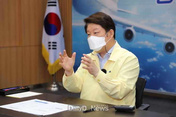 권영진 대구시장이 13일 대구시청에서 대구경북인터넷기자협회와 인터뷰 시간을 가지고 있다. (사진=이준호 기자)