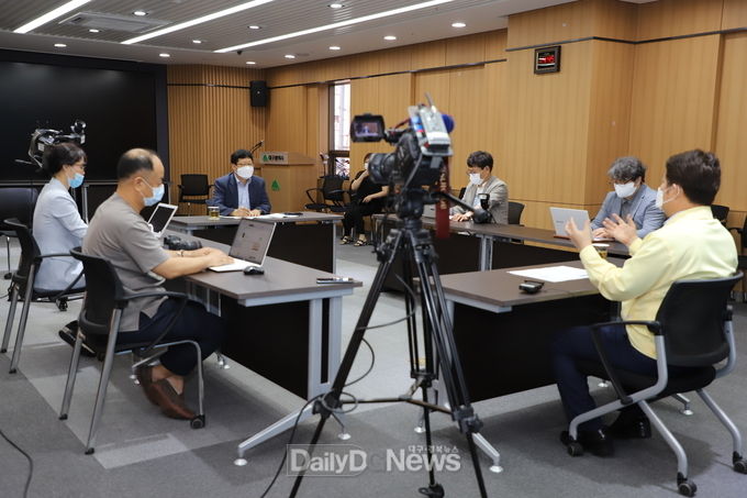 권영진 대구시장과 대구경북인터넷기자협회와의 인터뷰 모습. (사진=이준호 기자)