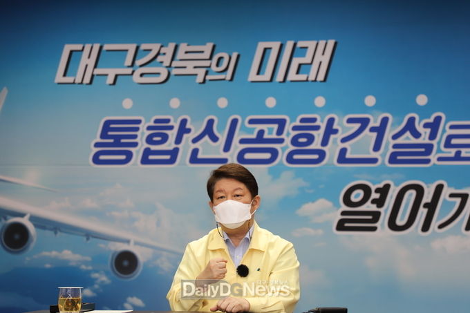13일 대구경북인터넷기자협회와 인터뷰를 하고 있는 권영진 대구시장. (사진=이준호 기자)
