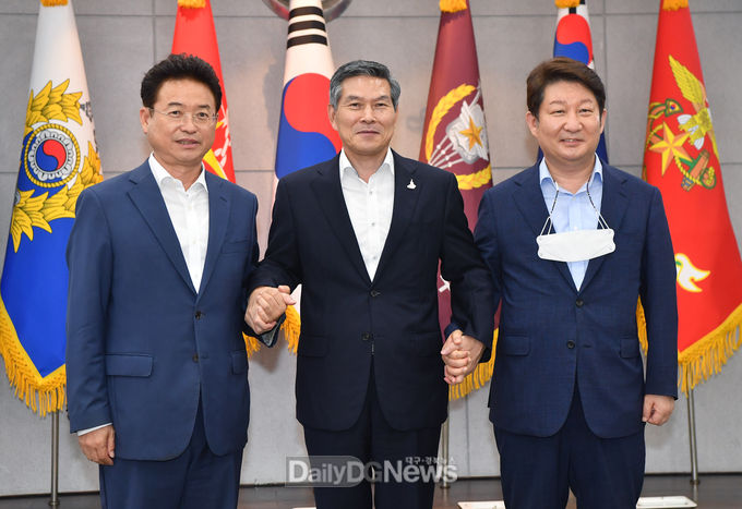 정경두 국방부장관, 이철우 경북도지사·권영진 대구시장과 면담!