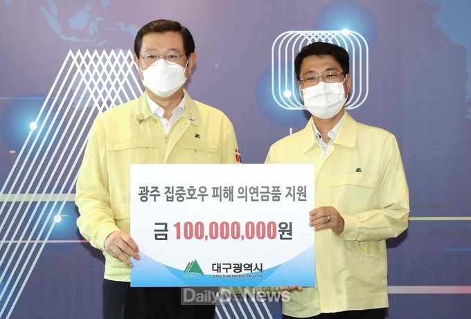 김정기 대구시 기획조정실장(오른쪽)이 18일 이용섭 광주시장(왼쪽)에게 집중호우 피해 의연금품을 전달하고 있다. (사진=대구시 제공)