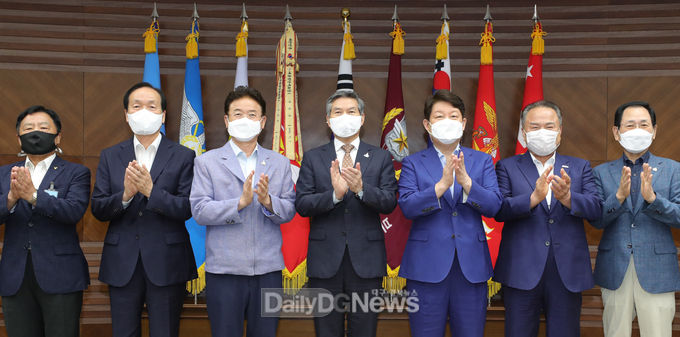 사진제공 경상북도) 8월 28 일 제7회 대구경북 통합신공항 이전부지 선정위원가 서울 국방부 본관 2F 대회의실에서 회의를 통해 대구경북 통합신공항 이전지를 ‘군위 소보․의성 비안’으로 최종 선정하고 기념촬영을 하고 있다.