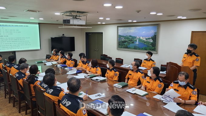대구소방안전본부는 9월 1일 태풍 '마이삭'에 대한 선제적 상황판단회의를 개최하고 있다. (사진=대구시 제공)