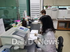 사진제공 성주군) 첨단장비인 토양 원소분석기(ICP) 활용한 토양정밀검정 실시