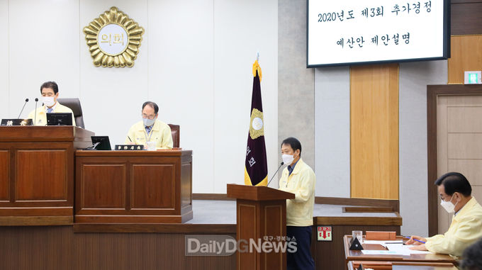 사진제공 칠곡군) 장재석 기획감사실장(사진 가운데)이 8일 칠곡군의회에서 열린 ‘제268회 임시회’에서 ‘2020년도 제3회 추가경정예산(안)’을 군의회에 설명하고 있다.