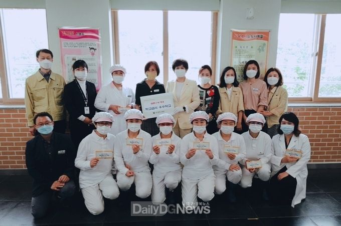 강은희 대구시교육감이 9일 사수초를 방문해 학교급식 관계자들을 격려하고 있다. (사진=대구시교육청 제공)