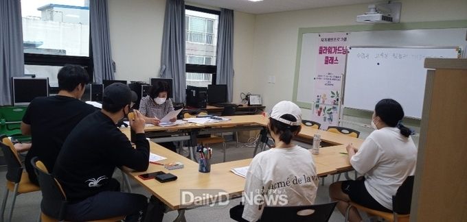 9월 15일 학교 밖 청소년과 선생님이 검정고시를 대비해 학습하고 있다.