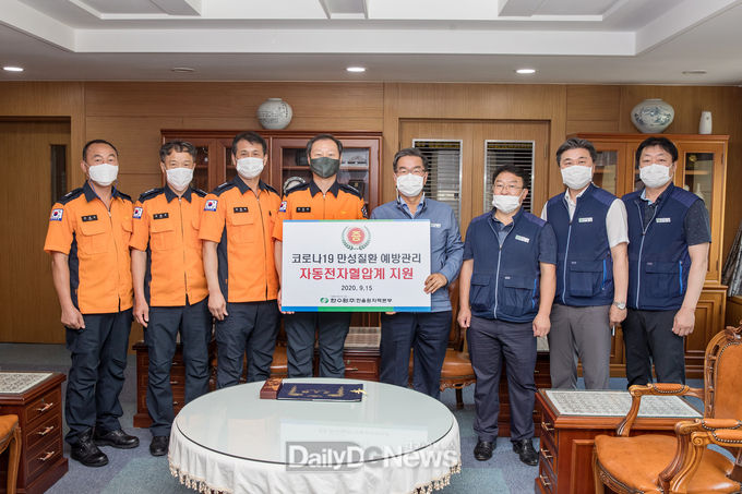 압계 전달식을 진행하고 있는 한울본부 이종호 본부장과 울진소방서 김진욱 서장