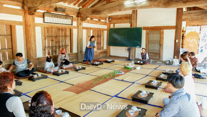 문화재활용사업 중 삼삼오오 차와 걷기 명상
