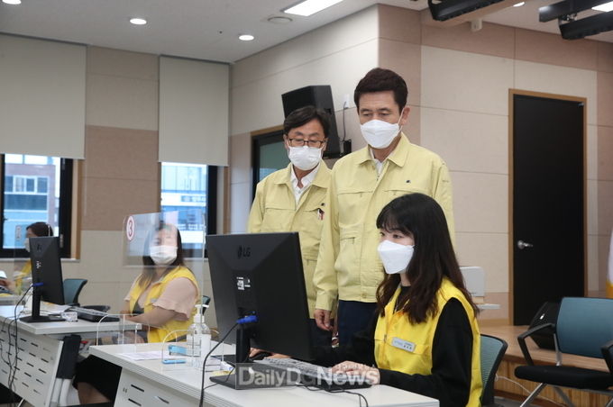 이강덕 포항시장, 지진피해 접수처 현장 점검