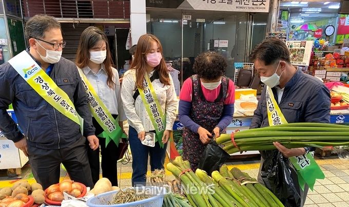 경상북도문화관광공사가 직원들이 9월 25일 안동시 구시장 및 용상시장에서 장보기 행사를 전개하고 있다.
