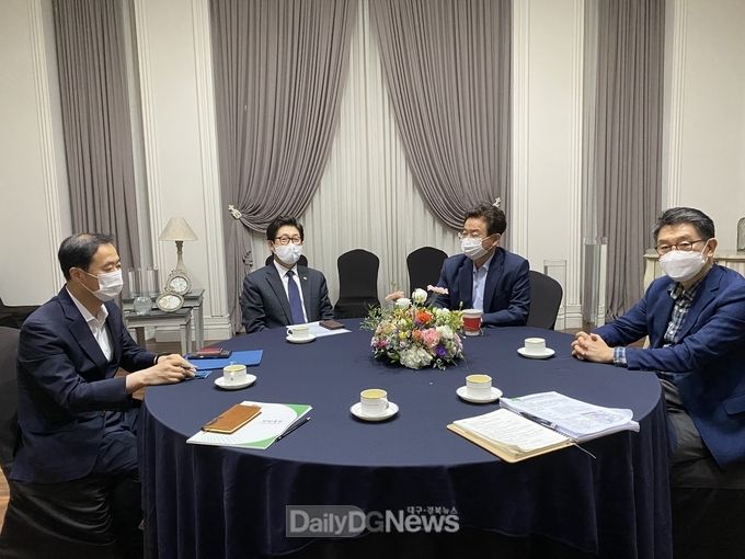 이철우 도지사·장욱현 영주시장 환경부장관에 영주댐 조기정상화 건의 (환경부장관과 면담중인 장욱현 시장 모습