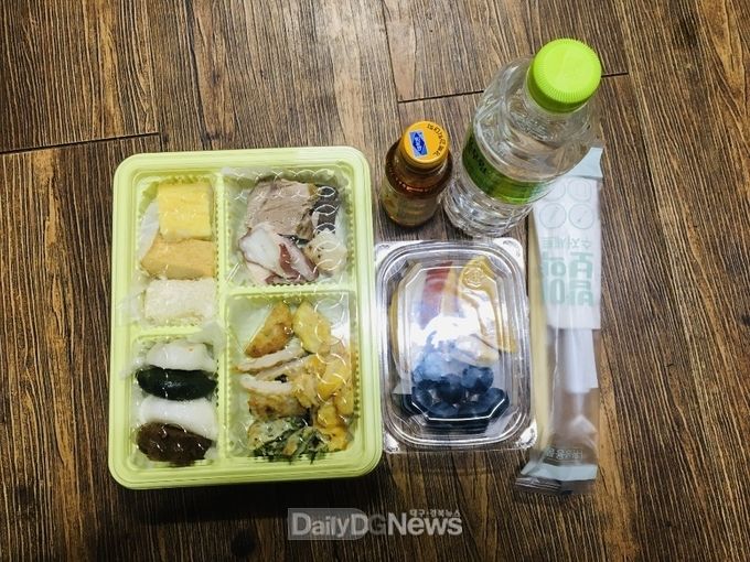 석담(石潭) 이윤우(李潤雨) 선생의 16대 종손인 이병구씨가 9월 25일 지낸 석담 이윤우 불천위 제사에 코로나19 예방을 위해 도시락을 나누어 줘 종친들이 각자의 집에서 음복하도록 제작한 도시락