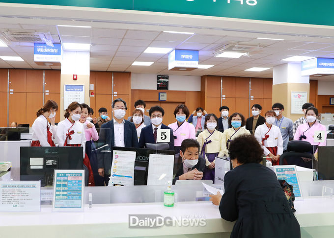 영양군 민원실, 추석 맞아 한복입고 근무