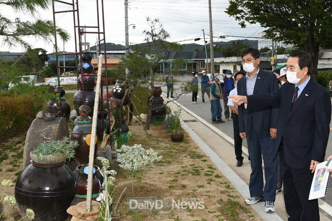 김문오 달성군수가 2020년 마울가꾸기 사업 현장을 둘러보고 있다. (사진=달성군 제공)