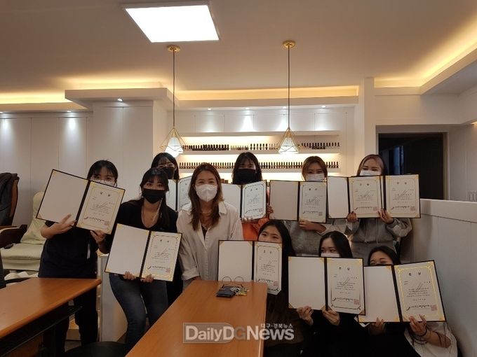 대구공업대학교 피부&네일과 창업동아리 ‘네일하는 공대’가 ‘2020코리아 네일페스타 작품대회’에서 참가자 전원수상하고 기념촬영을 하고 있다. (사진=대구공업대 제공)