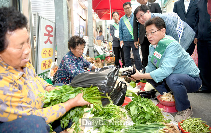 이철우 도시사가 추석명절을 맞아 전통시장에서 장보기 행사를 진행하고 있다.