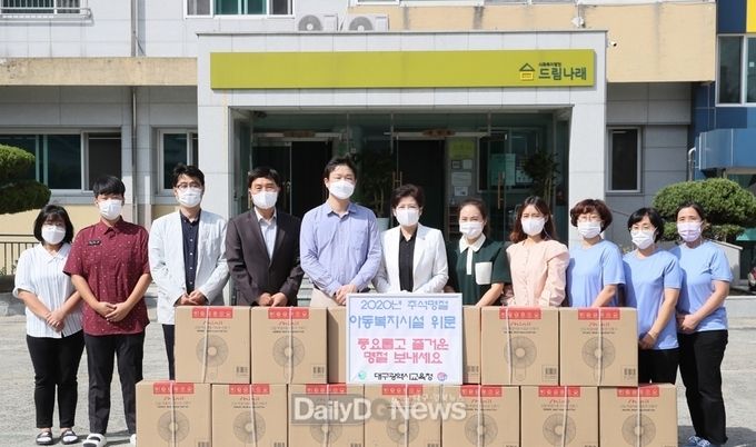 강은희 대구시교육감이 29일 아동복지시설을 방문해 물품을 전달하고 학생들을 격려하고 있다. (사진=대구시교육청 제공)